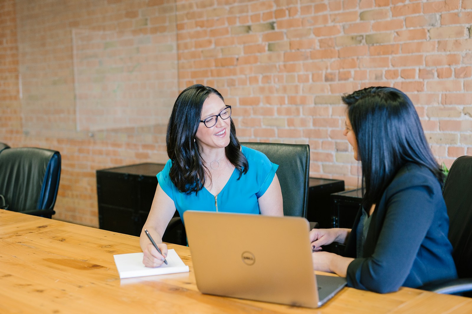 An advisor meeting with an employee